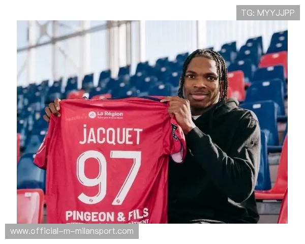 雅凯亮相利物浦基地，身价刷新后卫转会志